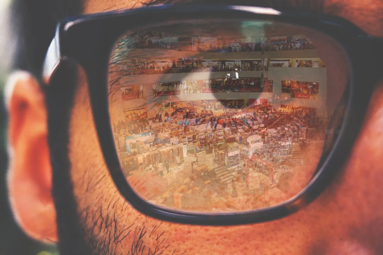 Una mirada atenta que refleja la actividad del punto de venta